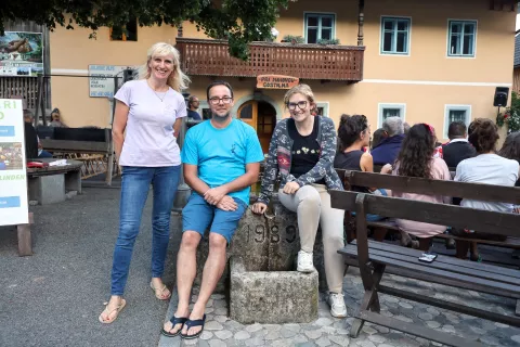 Vasovanje prikaz FS KD Bohinj in FS Srednja vas, pod lipo Srednja vas Bohinj na fotografiji z leve Marjeta Preželj režiserka in mentorica FS KD Bohinj, Matija Markič predsednik FS Srednja vas, Tina Žvan / Foto: Tina Dokl