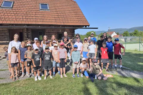 Za udeleženci Tedna &scaron;porta in jezika in njihovimi mentorji je pet zanimivih in ustvarjalnih dni. / Foto: Jože Ko&scaron;njek 