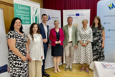 Čezmejno o dvojezični pred&scaron;olski vzgoji