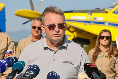 novinarska tiskovna konferenca požarna ogroženost URSZR Leon Behin generalni direktor Letali&scaron;če J pučnika Brnik / Foto: Tina Dokl