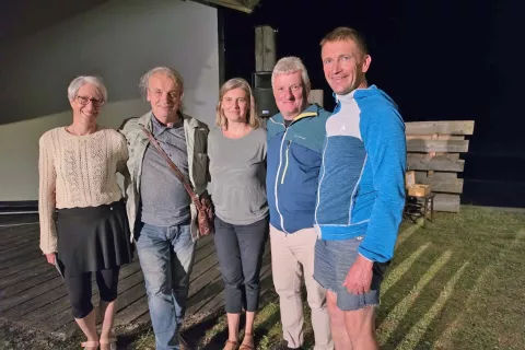 Polona Karničar Virnik, Zdravko Haderlap, Maja Lesar, Vili O&scaron;ina in jezerski župan Andrej Karničar po predstavitvi filma Grapa v jezerskem Županovem kotu. / Foto: Jože Ko&scaron;njek