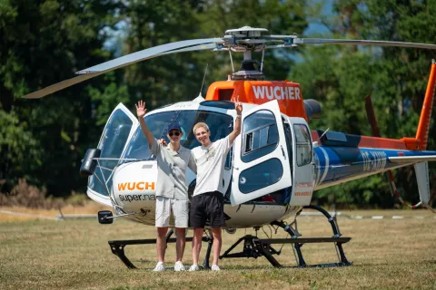 Pogi Challenge Komenda 2026S klanca v klanc, nedelja 2. avgust 2026Na fotografiji kolesar Tadej Pogačar in sučarski skakalec Domen Prevcprevoz s helikopterjem / Foto: Nik Bertoncelj
