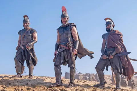 Center L to R: Jimmy Gonzales is Cepheus, Matt Damon is Odysseus and Himesh Patel is Eurylochus in THE ODYSSEY, written, produced, and directed by Christopher Nolan. / Foto: Melinda Sue Gordon/Universal Pic