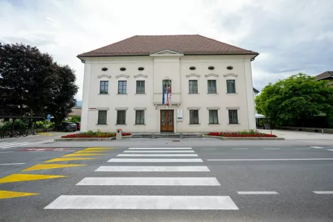 Simbolična fotografija občina Radovljica občinska stavba / Foto: Nik Bertoncelj