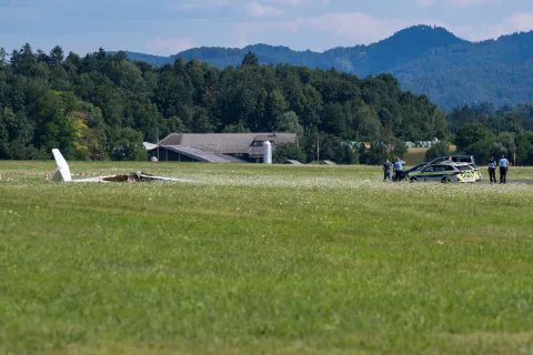 Nesreča jadralnega letala na letali&scaron;ču Lesce / Foto: Primož Pičulin