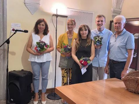 Claudia Plazotta &ndash; Gerdol, koordinatorka razstave iz turističnega združenja Benečije, Ana Wedam, predsednica Združenja don Mario Černet iz Kanalke doline, Lara Magri, direktorica Bene&scaron;ke palače v Naborjetu, Mateo &Scaron;ember, zborovodja cerkvenega zbora iz Žabnic in zbiratelj vi&scaron;arskih spominkov Leopoldo Komac na odprtju razstave v Naborjetu. / Foto: Jože Ko&scaron;njek