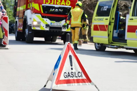 simulacija nesreča med motorjem in osebnim avtom avto motor policija gasilci motoristi re&scaron;evalci re&scaron;evalec re&scaron;evalno vozilo re&scaron;ilec poligon varna vožnja blagoslov motorjev Preddvor / Foto: Tina Dokl