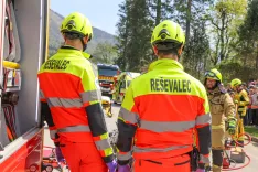simulacija nesreča med motorjem in osebnim avtom avto motor policija gasilci motoristi re&scaron;evalci re&scaron;evalec re&scaron;evalno vozilo re&scaron;ilec poligon varna vožnja blagoslov motorjev Preddvor / Foto: Tina Dokl