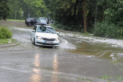 neurje toča dež poplava poplave Bled / Foto: Tina Dokl