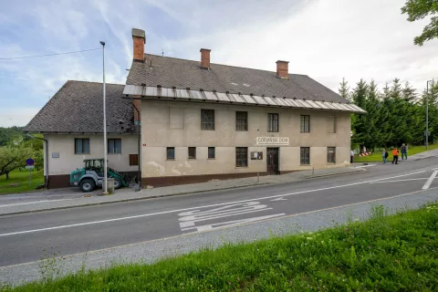 Začenja se ru&scaron;itev Gorjanskega doma