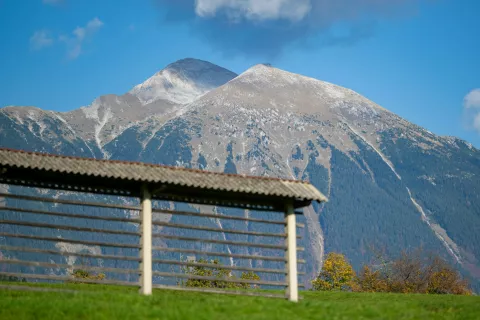 Simbolična fotografija jesenska gorenjska pokrajina. Razgled na kozolec s Stolom v ozadju. / Foto: Nik Bertoncelj