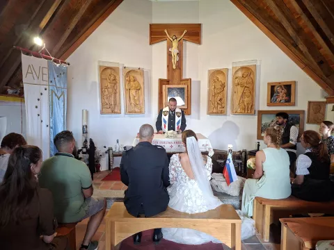 Poročni obred je v kapeli Marije Snežne izvedel voja&scaron;ki kaplan Jakob Piletič. / Foto: Tomaž in Martin &Scaron;olar ml.