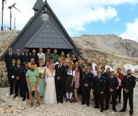 Mladoporočenca s svati in Matevževimi sodelavci 1. gorske čete 132. gorskega bataljona, ki so z voja&scaron;kimi častmi pospremili njuno zaobljubo.&nbsp; / Foto: Janez Tomaž &Scaron;olar in Martin &Scaron;olar mlaj&scaron;i
