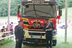 Poveljnik PGD Poljane nad &Scaron;kofjo Loko Matija Božnar in glavni strojnik Metod Slabe ob zaprisegi pri primopredaji ključev / Foto: Deni Sobočan