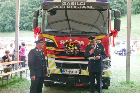 Poveljnik PGD Poljane nad &Scaron;kofjo Loko Matija Božnar in glavni strojnik Metod Slabe ob zaprisegi pri primopredaji ključev / Foto: Deni Sobočan
