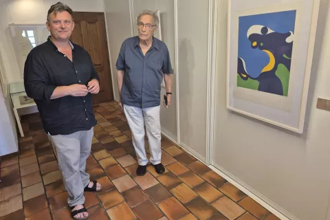Direktor Zavoda za turizem in kulturo Žirovnica Matjaž Koman s slikarjem in grafikom Andrejem Jemcem ob njegovi grafiki / Foto: Igor Kavčič