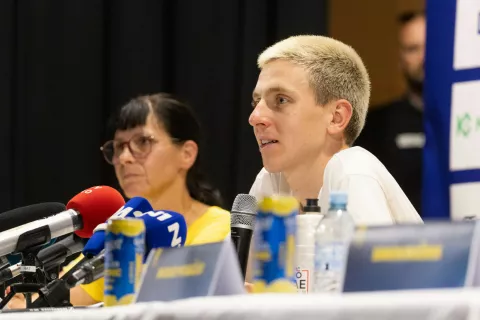 Pred začetkom kriterija je Tadej Pogačar stopil pred novinarske mikrofone. / Foto: Peter Ko&scaron;enina