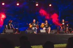 Zmelkoow so v akustični preobleki na idilični jasi pred Taborni&scaron;ko hi&scaron;ko v Preski postregli z jagodnim izborom svojih skladb in navdu&scaron;ili občinstvo vseh generacij. / Foto: Simon Trampu&scaron;