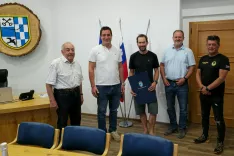 Velika plaketa v rokah Ale&scaron;a Česna