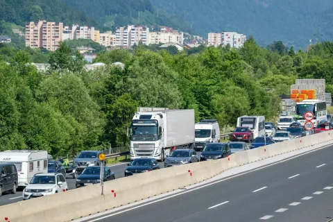 Prometni zastoj avtocesta Jesenice Karavanke Hru&scaron;ica / Foto: Nik Bertoncelj