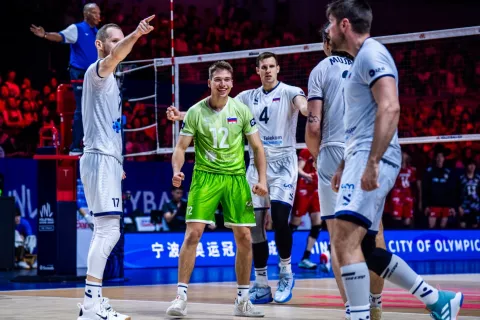 Po treh četrtih mestih in sedmem mestu v Ligi narodov so varovanci Fabia Solija v zbirko dodali &scaron;e prvo medaljo, bronasto odličje. / Foto: Odbojkarska zveza Slovenije