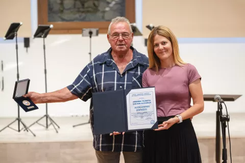 Slovesnost spominski dan Občina Jesenice 2026Kolpern Stara Sava, 30. julij 2026Aleksander Jernejc prejemnik nagradeTina Repovž podžupanja občina Jesenice podeljevalka / Foto: Nik Bertoncelj