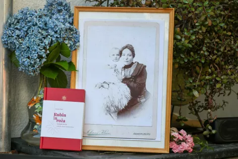 160-letnica rojstva pesnice Kristine &Scaron;uler izid in predstavitev antologije Rubin in roža, urednica prof. dr. Alenka Jensterle Doležal, atrij &Scaron;melova hi&scaron;a Kropa / Foto: Tina Dokl