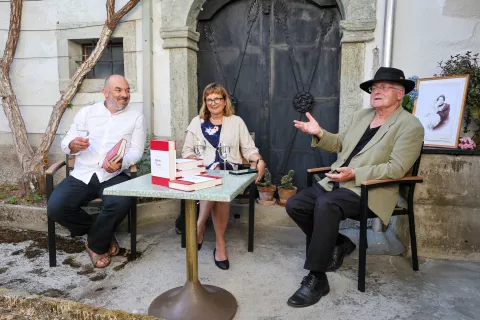160-letnica rojstva pesnice Kristine &Scaron;uler izid in predstavitev antologije Rubin in roža, urednica prof. dr. Alenka Jensterle Doležal, atrij &Scaron;melova hi&scaron;a Kropa na fotografiji z leve Gaber Trseglav igralec, Alenka Jensterle Doležal in Slavko Mežek / Foto: Tina Dokl