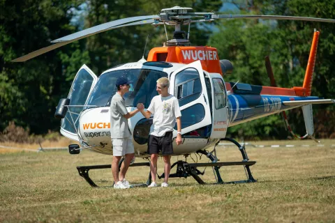Pogi Challenge Komenda 2026S klanca v klanc, nedelja 2. avgust 2026Na fotografiji kolesar Tadej Pogačar in sučarski skakalec Domen Prevcprevoz s helikopterjem / Foto: Nik Bertoncelj