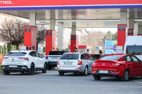 cene govriv gorivo bencin nafta diesel bencinska črpalka gneča / Foto: Tina Dokl