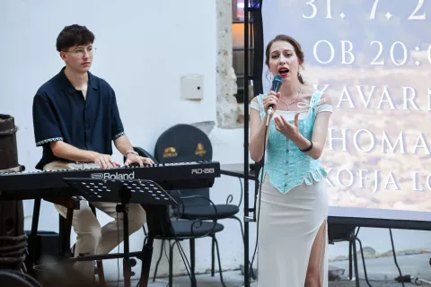 Maja Triler predstavitev nov videospot pesem Ferija Lain&scaron;čka Ladjice želja v kavarna Homan &Scaron;kofja loka na fotografiji Jan in Maja Triler / Foto: Tina Dokl