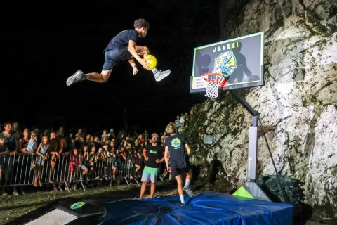 Bohinjska noč 2025 Akrobatska skupina Janezi / Foto: Tina Dokl
