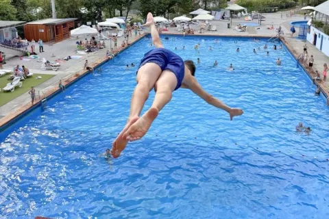 Atraktivni skoki z desetih metrov v modro globino / Foto: arhiv Zavoda za &scaron;port Jesenice