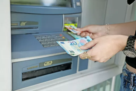 V tujini bodite pozorni pri dviganju gotovine na bankomatih, saj vam v nekaterih primerih lahko povzroči nepotrebne stro&scaron;ke. / Foto: Tina Dokl / Foto: 