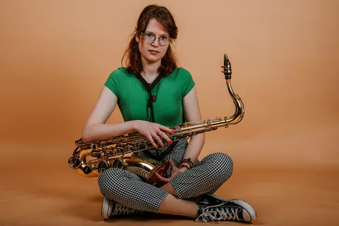 Saksofonistka in skladateljica Manca Krivec Habjan na svoji glasbeni poti prepleta balkansko glasbeno izročilo in sodobni jazz. / Foto: arhiv pevke, Melanie Lorenčič / Foto: Melanie Lorenčič