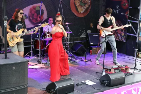 iNTeRFeReNZZa. Zvok funka, soula in rocka je ljudi prepričal, s svojim vokalom je občinstvo takoj osvojila pevka zasedbe Ivana Honsić. / Foto: Alenka Brun
