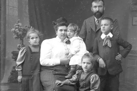 Družina Vengar: Alojz starej&scaron;i s soprogo, tremi hčerkami in edinim sinom, naslednikom Slavkom Vengarjem / Foto: arhiv MRO