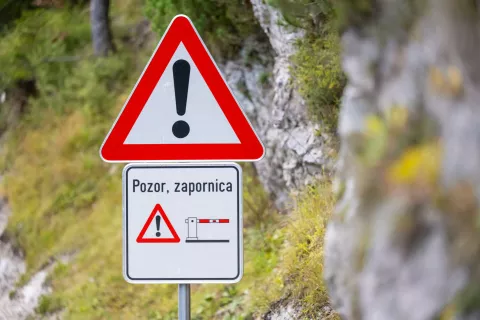 Cestni prelaz Vr&scaron;ičZapornice pred vstopom na prelaztabla Pozor zapornicaStanje ceste po preplastitvi in pred testnim obdobjem novega prometnega režima z zapornicami / Foto: Nik Bertoncelj