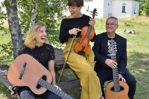 Janez Gregorič, začetek srečanja Trivium, s hčerkama Saro in Miro na gori Svete Heme nad Globasnico / Foto: Arhiv Duo Sonoma