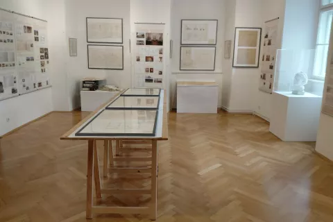 Razstava skozi fotografije, originalne načrte in drugo arhivsko gradivo odstira življenje in obsežen ustvarjalni opus arhitektke Majde Neřima. / Foto: arhiv Medobčinskega muzeja Kamnik