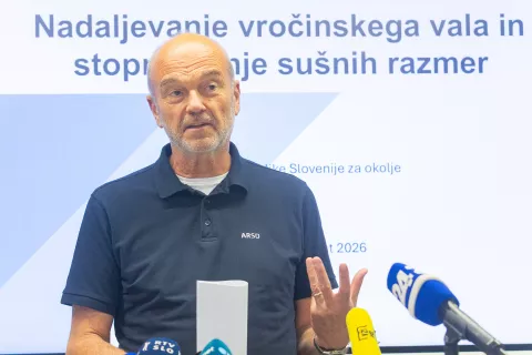ARSO - Novinarska konferenca ob nadaljevanju vročinskega vala in stopnjevanju su&scaron;nih razmer. Ljubljana, 11.8.2026 ARSO - Novinarska konferenca ob nadaljevanju vročinskega vala in stopnjevanju su&scaron;nih razmer. Ljubljana, 11.8.2026 -  Meteorolog Branko Gregorčič, ARSO - aktualne vremenske okoli&scaron;čine in napoved. / Foto: Matic Zorman