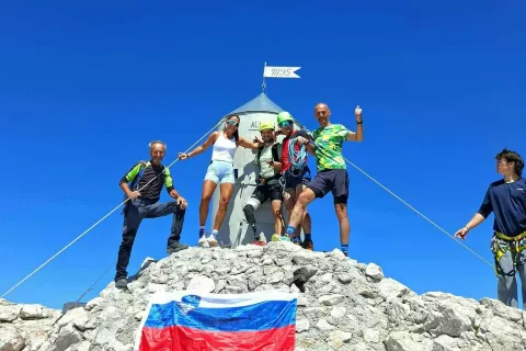 Kristijan Tramte z ekipo na vrhu Triglava. Osvojil ga je prvič. / Foto: osebni arhiv
