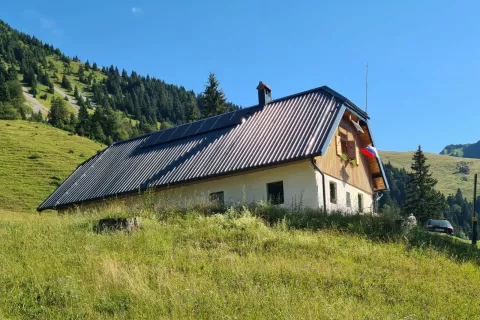 Prenovljeni pastirski stan na Hru&scaron;čanski planini / Foto: Cveto Zaplotnik
