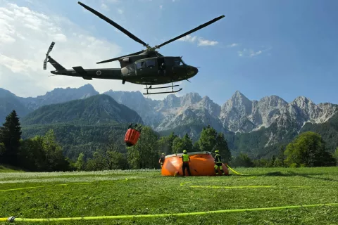 Zajemanje vode v bazenu za požar na Srednjem vrhu, helikopter slovenske vojske / Foto: NIk Bertoncelj