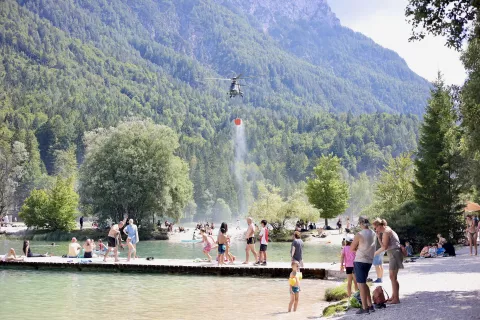 Ga&scaron;enje požara nad Srednjim Vrhom, helikopter, zajem vode na jezeru Jasna / Foto: Ale&scaron; Senožetnik