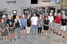 Člani Fotografskega dru&scaron;tva Janez Puhar Kranj na odprtju razstave Moje mesto. Na sredini &scaron;e organizatorka razstave Petra Puhar in župan Matjaž Rakovec / Foto: Miha Mekuc