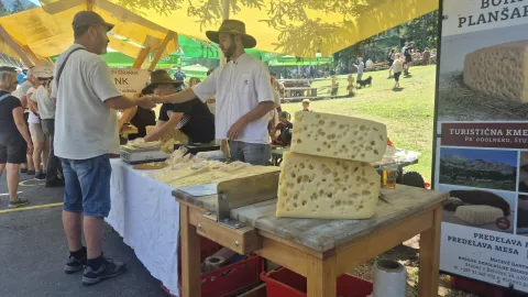 Na stojnicah je bilo na voljo veliko mlečnih izdelkov, med njimi tudi izvrstni siri. / Foto: Klara Mrak