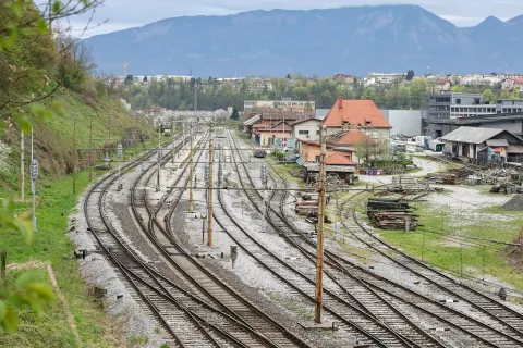 železni&scaron;ka postaja tračnice tračnica tir železnica Kranj / Foto: Tina Dokl