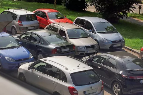 Za osebna motorna vozila z motorji, močnej&scaron;imi od 2500 kubičnih centimetrov, bo od 1. julija treba plačevati dodaten davek. / Foto: Tina Dokl