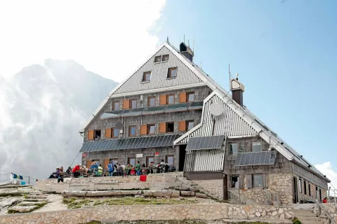 Triglavski dom na Kredarici radi obi&scaron;čejo &scaron;tevilni ljubitelji tako rekoč z vsega sveta. V sredo, na 120. obletnico postavitve doma, je bilo v njem kakih trideset planincev, načrtovano slovesnost pa so zaradi slabega vremena prestavili na september. / Foto: Gorazd Kavčič / Foto: 